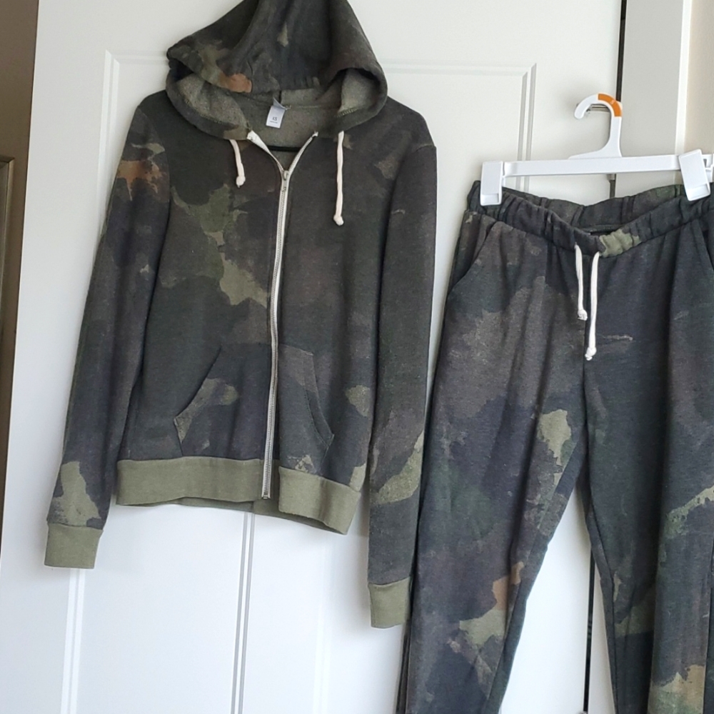Sweatshirt and sweatpants camo set